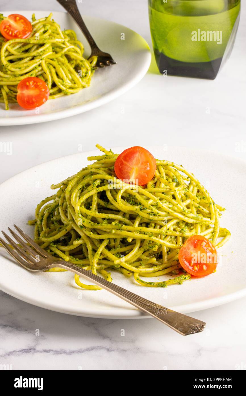 Spaghetti-Pesto auf einem Teller Stockfoto
