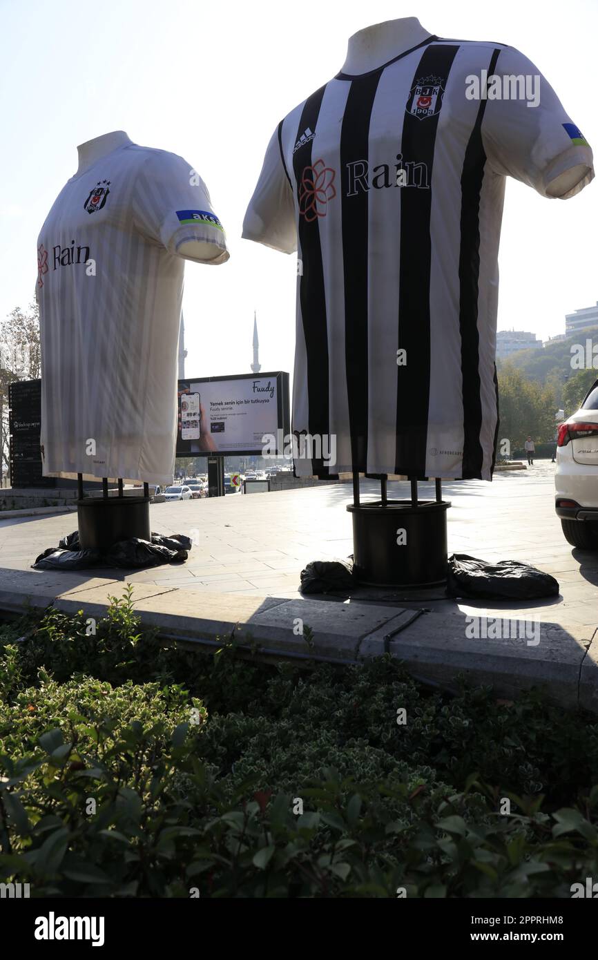 Fußballuniform vor dem Vodafone Stadium-Besiktas, Istanbul, Türkei Stockfoto