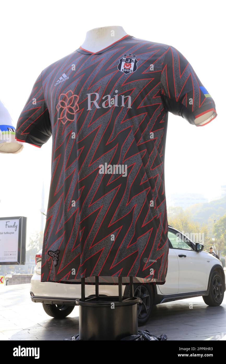 Fußballuniform vor dem Vodafone Stadium-Besiktas, Istanbul, Türkei Stockfoto