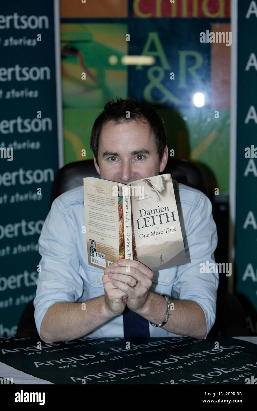 Der irische Ex-Pat Damien Leith, Gewinner des australischen Idol 2006, tritt für seine Fans auf und unterzeichnet sein neues Buch One More Time, einen psychologischen Thriller, der in Nepal spielt. Buchladen Angus und Robertson, Sydney, Australien. 18.12.2007. Stockfoto