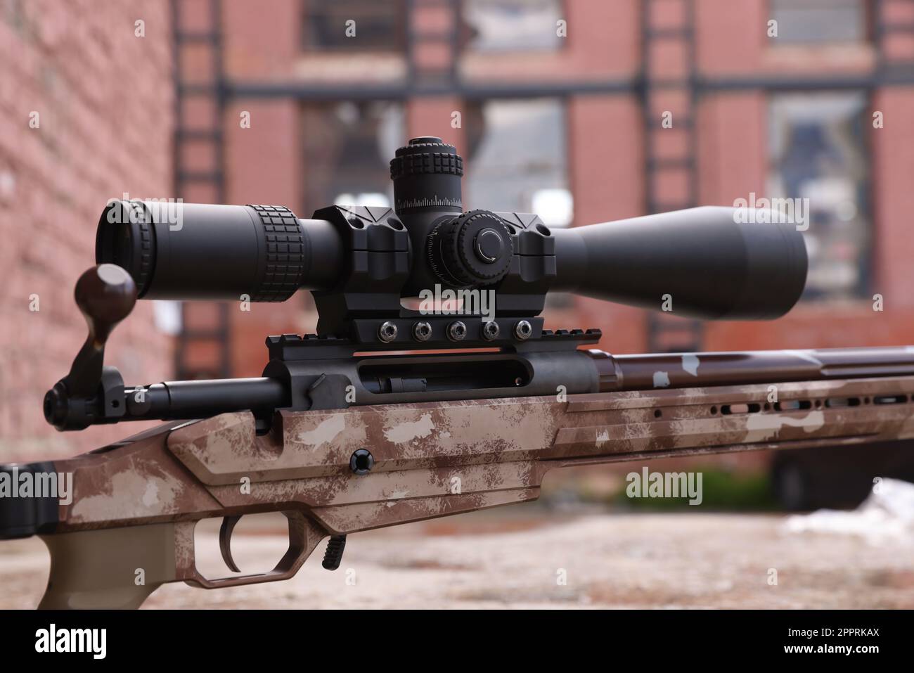 Nahaufnahme eines modernen, leistungsstarken Scharfschützengewehrs mit ausziehbarer Sicht im Freien Stockfoto