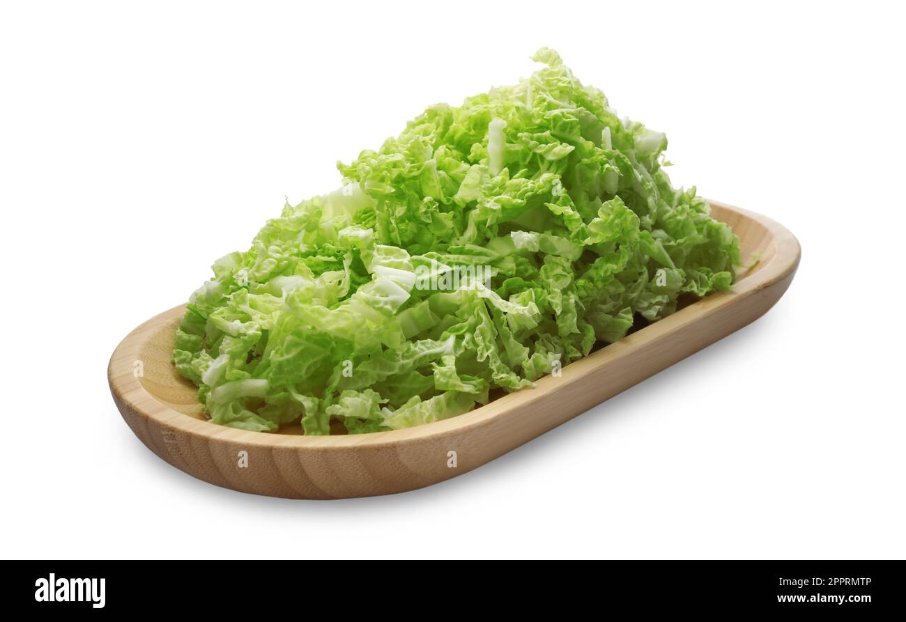 Holzbrett mit gehacktem Chinakohl auf weißem Hintergrund Stockfoto