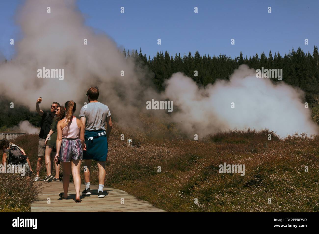 Besucher bewundern den von geothermischen Fumerolen gespeisten Dampf auf dem Craters of the Moon Thermal Walkway in der Nähe von Taupo auf Neuseelands Nordinsel Stockfoto
