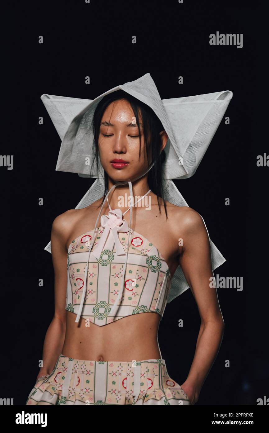 London, Großbritannien, 21. April 2023, Minju Kim präsentiert ihre Modedesigns als Teil von Fashion in Motion im Victoria & Albert Museum. Minju Kim ist eine in Seoul ansässige Modemarke, die auf künstlerischer Kreativität, märchenhafter Vorstellungskraft und der Kunst der Handwerkskunst basiert. Fashion in Motion ist eine Reihe von Live-Modenschauen im V&A mit führenden Modedesignern aus der ganzen Welt, Andrew Lalchan Photography/Alamy Live News Stockfoto