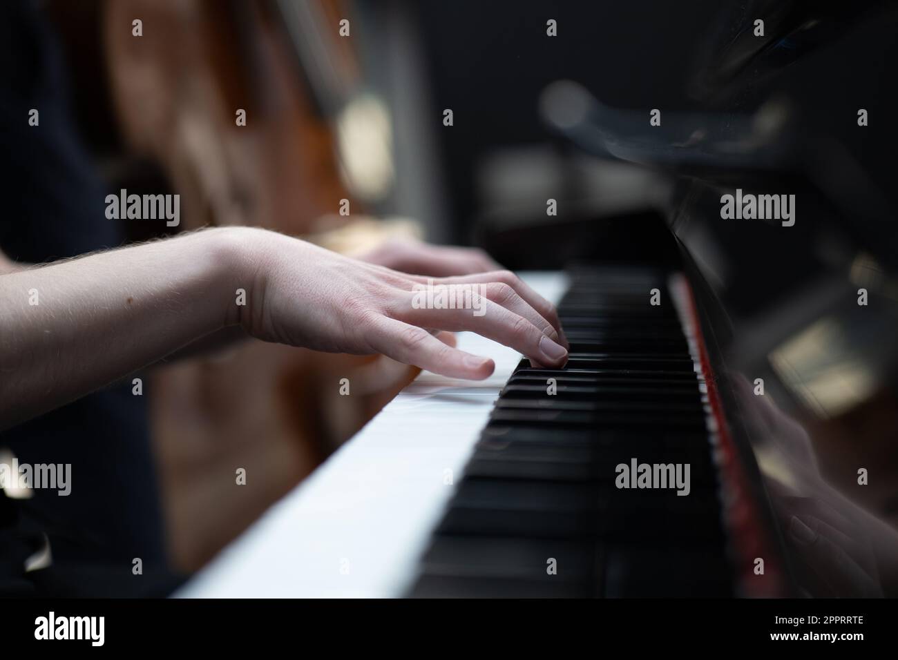 Ein Musiker, der Klavier spielt. Die Hände des Pianisten auf der Tastatur. Stockfoto