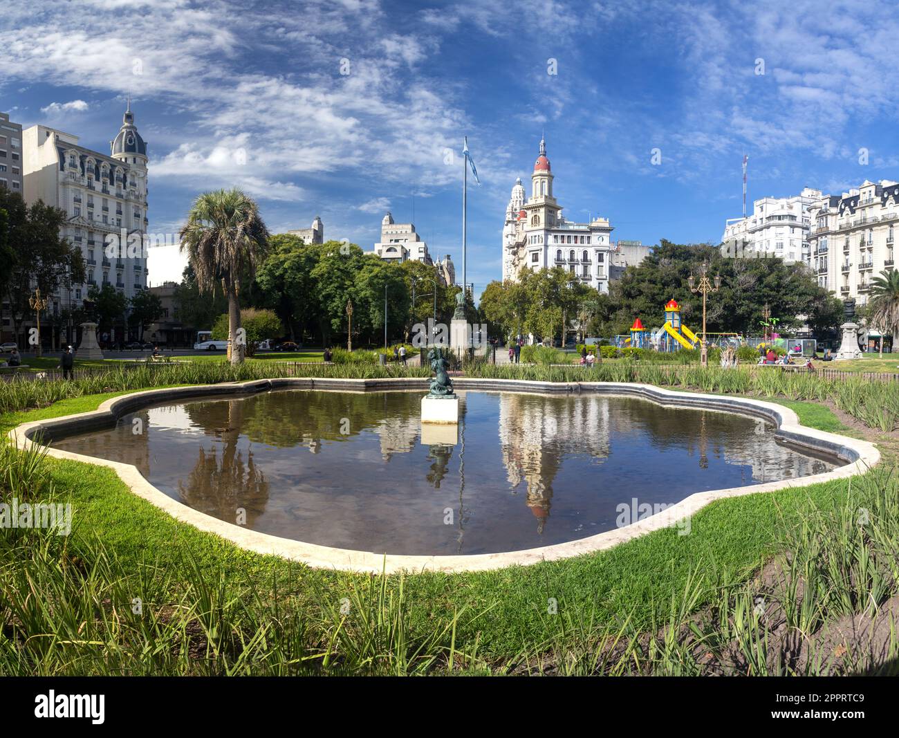 Congressional Plaza Del Congreso Buenos Aires, Argentinien Stadtzentrum. Blick über den Wasserteich und die Plaza Mariano Moreno zum Palacio Barolo Stockfoto
