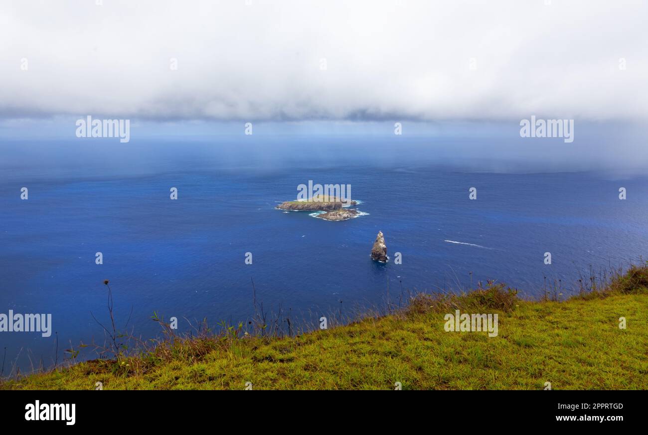 Tropischer Sturm Wolken über dem Pazifischen Ozean Horizont. Aussichtspunkt Für Die Malerische Archäologische Stätte Von Orongu. Skyline Der Osterinsel Rapa Nui Isla De Pascua Chile Stockfoto