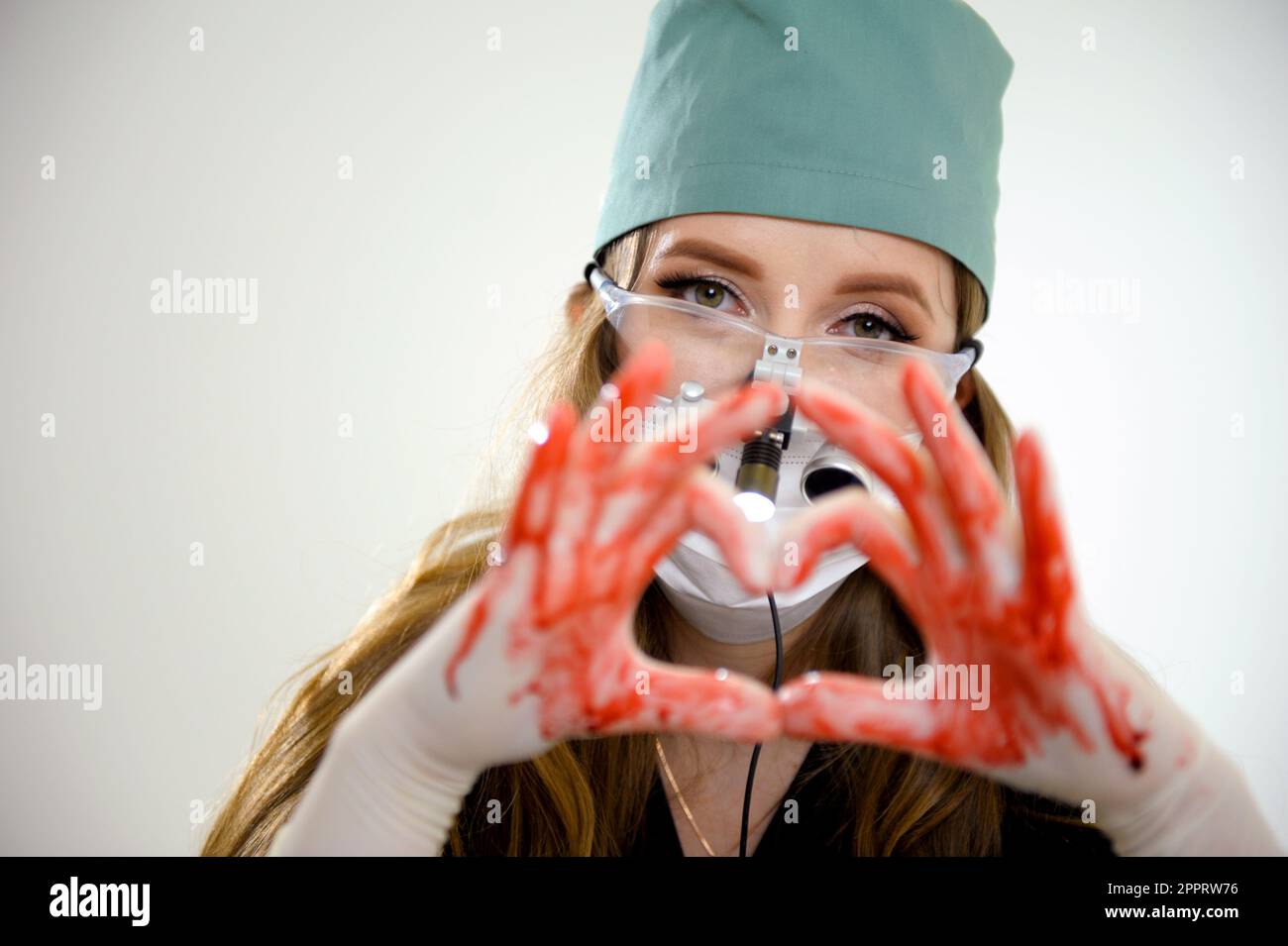 Sezieren Sie weiße Rosen scharlachrot Blut fließt von Rosen Tropfen Blut auf Blüten Handschuhe Handschuhe mit chirurgischem medizinischen Instrument Hintergrund Schädel Nahoperation Nähte entfernen Nähte Menstruation Stockfoto