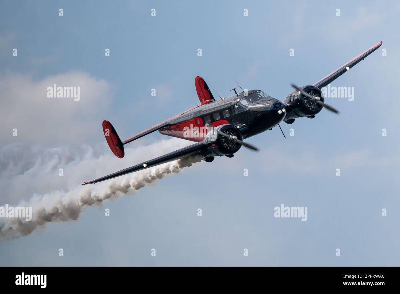 Ein Twin Beech-Flugzeug von Younkin Airshows führt am Ufer des Ohio River im Zentrum von Louisville, Ky., am 22. April 2023 im Rahmen der jährlichen Flugschau von Thunder over Louisville eine Luftdemonstration durch. Auf der diesjährigen Veranstaltung wurden mehr als 20 militärische und zivile Flugzeuge vorgestellt, von Kampfflugzeugen der neuesten Generation bis hin zu historischen Kriegsvögeln. (USA Air National Guard – Foto von Dale Greer) Stockfoto