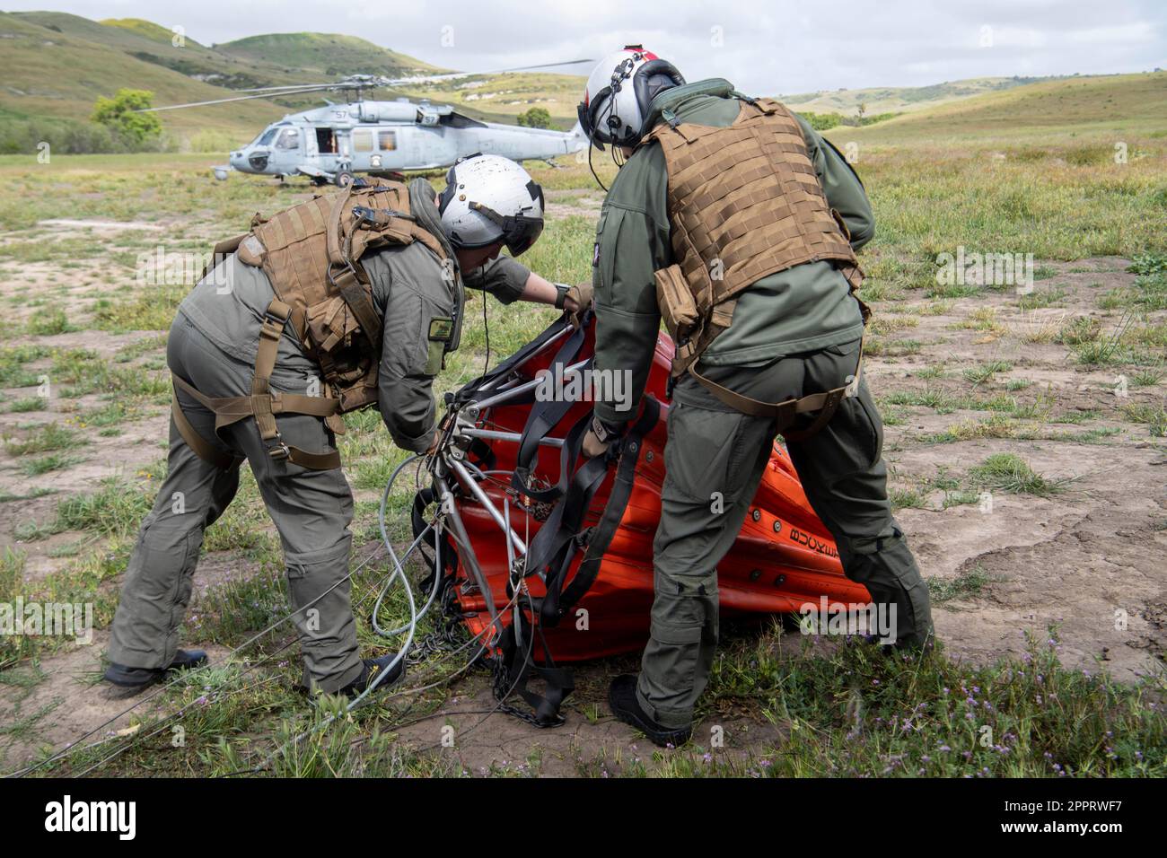 230419-N-EV253-1042 CAMP PENDLETON, KALIFORNIEN (19. April 2023) – US Naval Aircrewmen, die den „Inselfuchsen“ des Helicopter Sea Combat Squadron (HSC) 3 (Fleet Support Disachment (FSD)) zugewiesen sind, bauen zusammen mit den Gegenstücken der „Wildcards“ von HSC-23 während der Feuerwehrübung von Cory Iverson Wildland in Camp Pendleton einen Bambi-Eimer zusammen. Die Übung, die zum Gedenken an den Wildlandfeuerwehrmann Cory Iverson benannt ist, wird jährlich in Zusammenarbeit mit CALFIRE durchgeführt, um die Notfallvorsorge und den Zusammenhalt zwischen zivilen und militärischen Feuerwehrbehörden während der kalifornischen Feuersaison zu verbessern Stockfoto