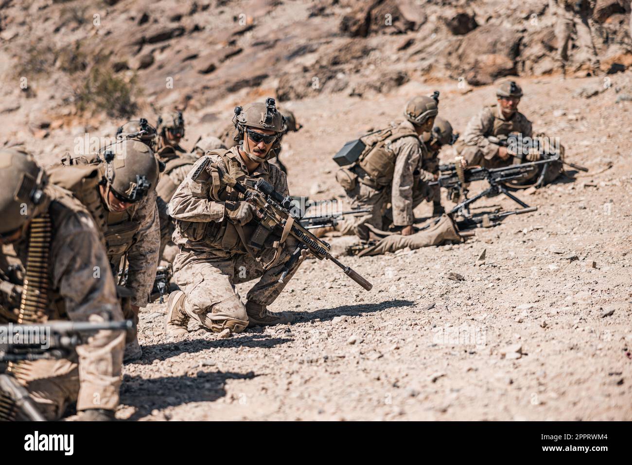 USA Marines mit Echo Company, 2. Bataillon, 2. Marine Regiment, 2. Marine Division, Posten Sicherheit während der integrierten Übung (ITX) 3-23 im Marine Corps Air Ground Combat Center, Twentynine Palms, Kalifornien, 14. April 2023. ITX wurde entwickelt, um großen Truppen die Möglichkeit zu geben, ihre Marines durch ein Live-Fire-Programm zu steuern und zu kontrollieren, das alle Elemente der Marine Air-Ground Task Force einschließt. (USA Marinekorps (Foto: Lance CPL. Justin J. Marty) Stockfoto