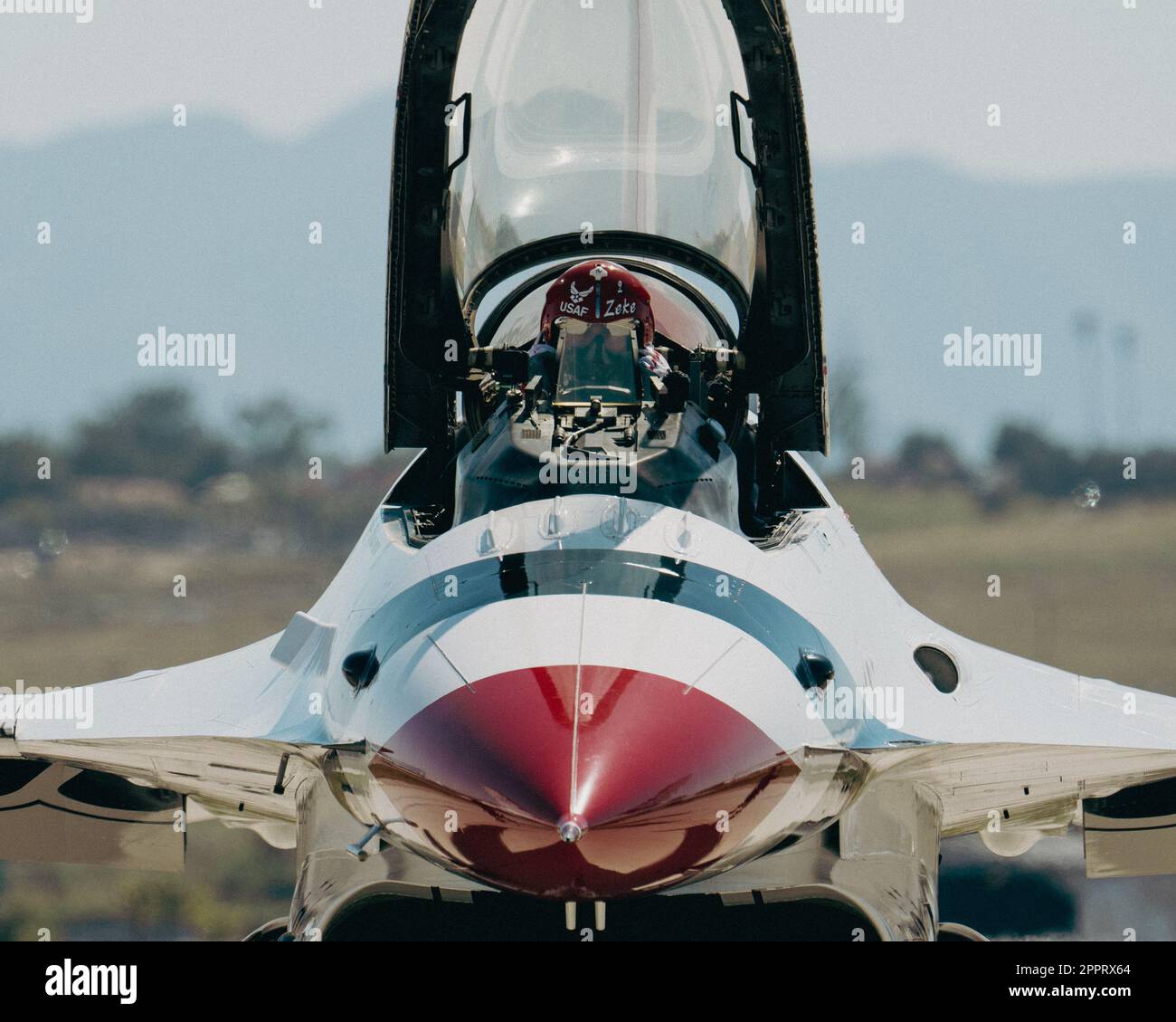 Das US Air Force Air Demonstration Squadron „Thunderbirds“ tritt auf