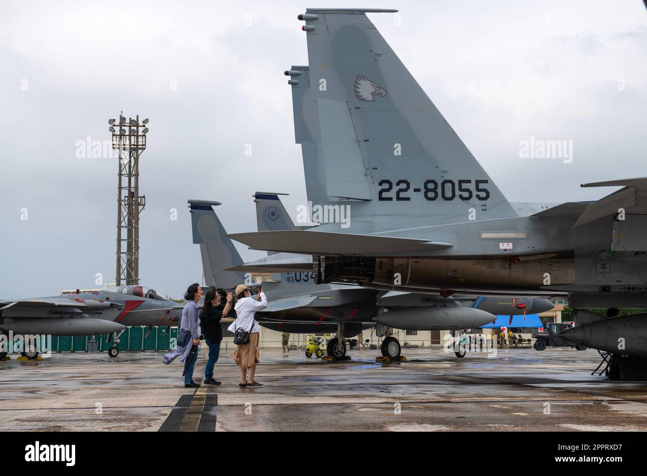 Teilnehmer des America Fest 2023 machen Fotos der F-15s am Kadena Air Base, Japan, 22. April 2023. America Fest ist die Open-House-Veranstaltung des Luftwaffenstützpunktes Kadena, bei der die Teilnehmer statische Flugzeugausstellungen sahen, mit Mitgliedern der US-amerikanischen Dienste interagierten und eine Vielzahl von Unterhaltung und Aktivitäten genossen. (USA Air Force Foto von Senior Airman Jessi Roth) Stockfoto