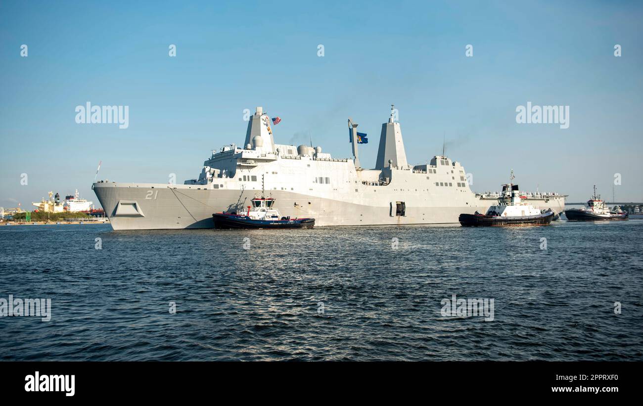 PORT EVERGLADES, Florida (23. April 2023) das Amphibienschiff USS New York (LPD 21) der San Antonio-Klasse kommt im Hafen für die Fleet Week Port Everglades in Fort Lauderdale, Florida an. Fleet Week Port Everglades ist eine gemeinsame Veranstaltung mit den USA Küstenwache bringt Flottenwissen nach Südflorida. (USA Marinefoto von Mass Communication Specialist 2. Class Zachary D. Behrend) Stockfoto