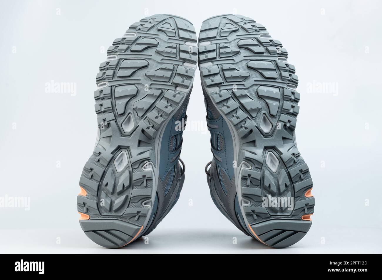 Saubere Laufsohle isoliert auf grauem Studiohintergrund Stockfoto
