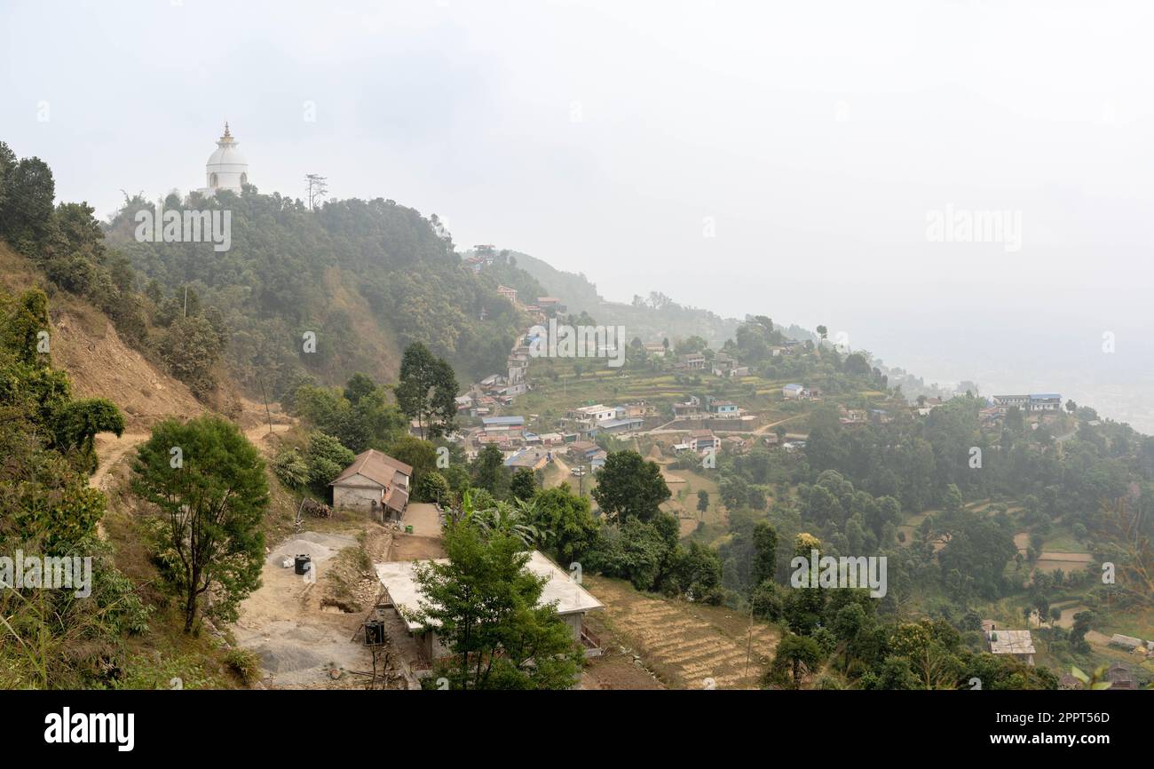 Ein Panorama der Weltfriedenspagode mit Blick auf das Pokhara-Tal in Nepal. Stockfoto