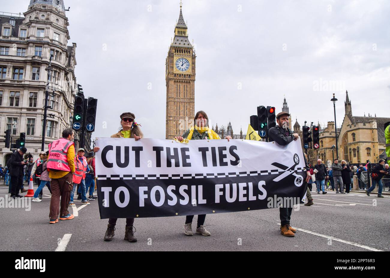 London, Großbritannien. 24. April 2023. Demonstranten halten am letzten Tag der Demonstrationen in Westminster ein Banner für fossile Brennstoffe auf dem Parliament Square. Extinction Rebellion und mehrere andere Aktivistengruppen veranstalten einen letzten Protest, in dem ein Ende der fossilen Brennstoffe gefordert wird. (Foto: Vuk Valcic/SOPA Images/Sipa USA) Guthaben: SIPA USA/Alamy Live News Stockfoto