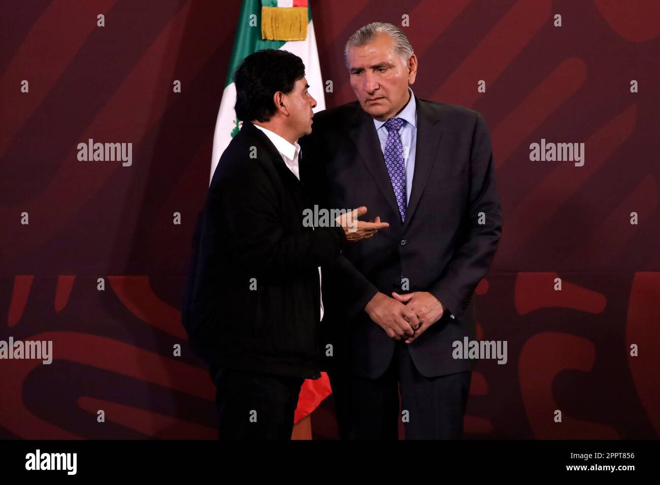 Nicht exklusiv: 24. April 2023, Mexiko-Stadt, Mexiko: Der Innenminister Mexikos, Adan Augusto Lopez mit dem Sprecher des Vorsitzes, Stockfoto