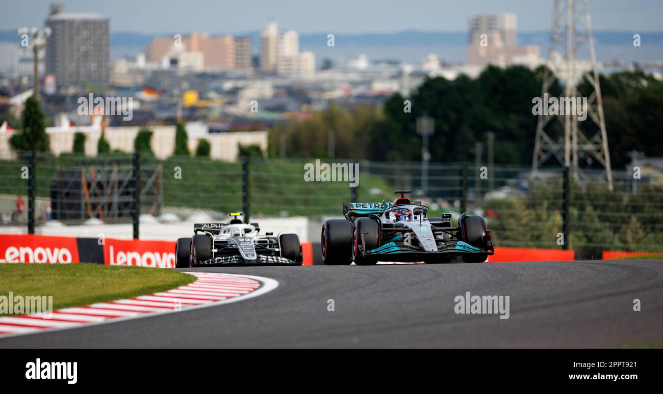 SUZUKA, JAPAN, Suzuka Circuit, 8. Oktober: George Russell (GBR) des Teams Mercedes und Yuki Tsunoda (JPN) des Teams AlphaTauri während des Qualifikationszeitraums Stockfoto