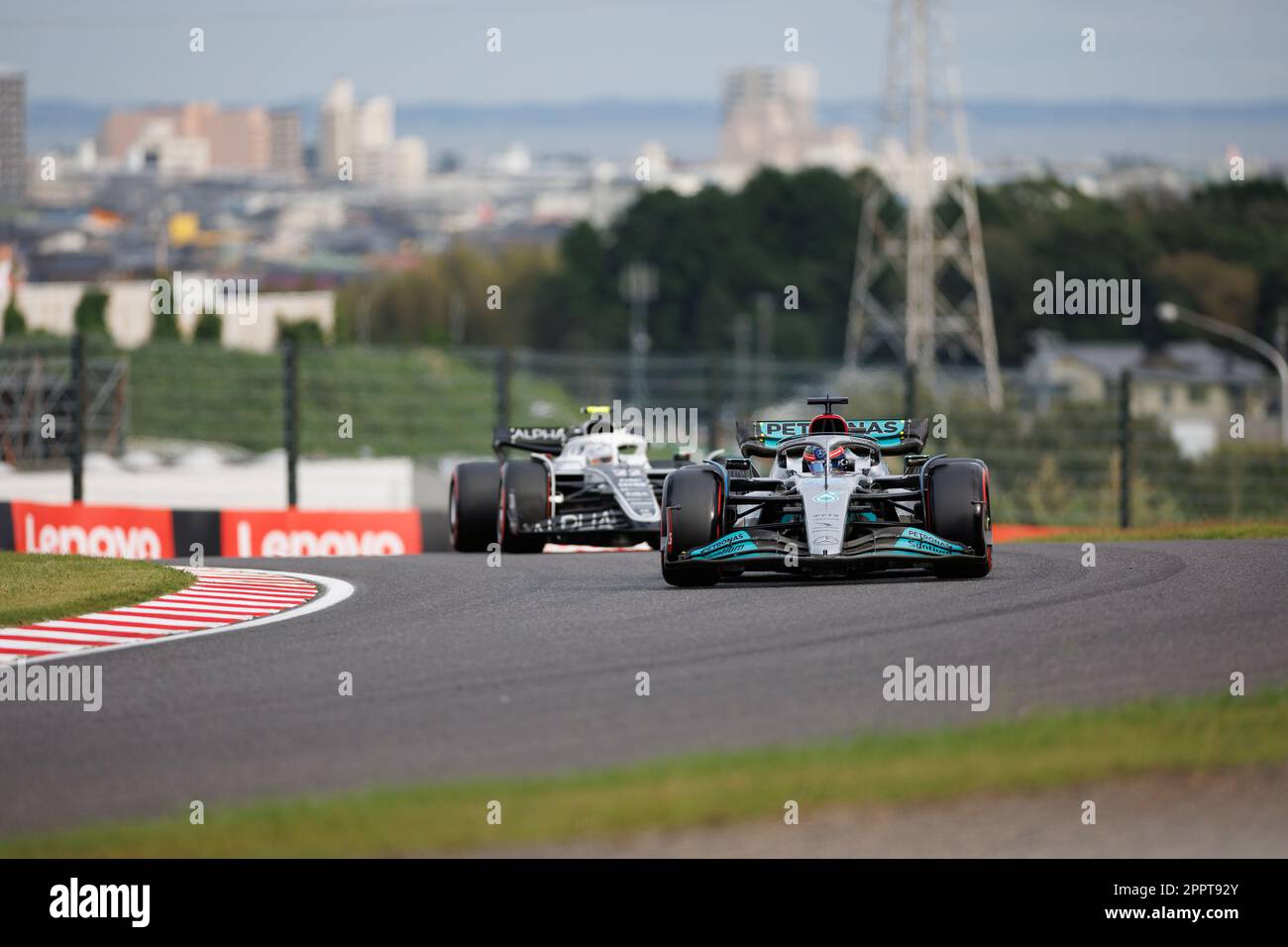 SUZUKA, JAPAN, Suzuka Circuit, 8. Oktober: George Russell (GBR) des Teams Mercedes und Yuki Tsunoda (JPN) des Teams AlphaTauri während des Qualifikationszeitraums Stockfoto