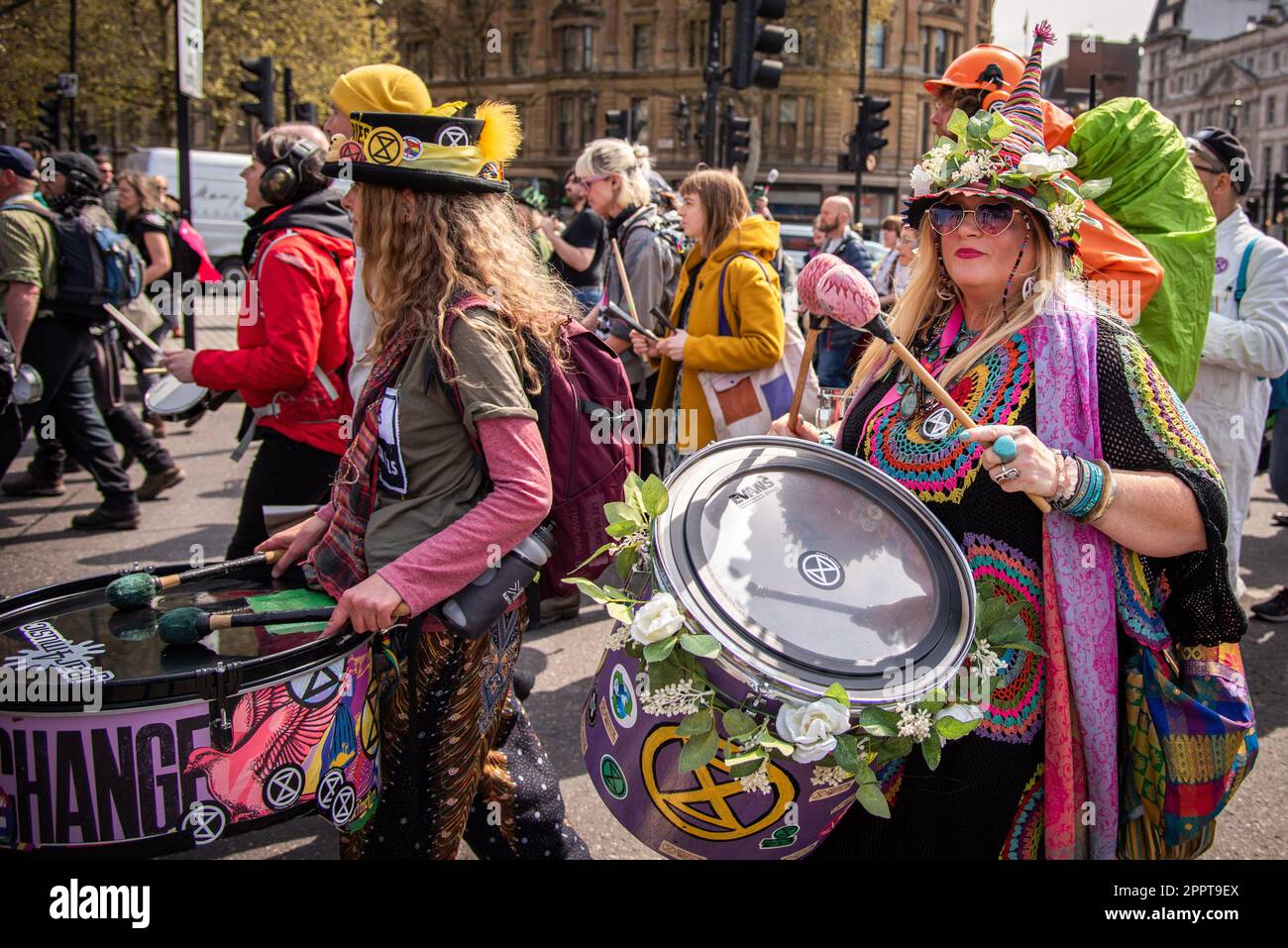 London, Großbritannien. 24. April 2023. Eine Band nimmt an der demonstrationsmarsch Teil, um fossilen Brennstoffen ein Ende zu setzen. Die große Aktion ist eine viertägige Aktion vom 21-24. April 2023 mit der Einladung an alle, sich zum Überleben zu vereinen, in der sich Menschen aus allen Gruppen und Bewegungen, nicht nur XR, in Westminster und in den Parlamentsgebäuden versammeln.Mehr als 200 Organisationen unterstützen - einschließlich Greenpeace, Friends of the Earth und PCS Union, um nur einige zu nennen. (Foto: Loredana Sangiuliano/SOPA Images/Sipa USA) Guthaben: SIPA USA/Alamy Live News Stockfoto