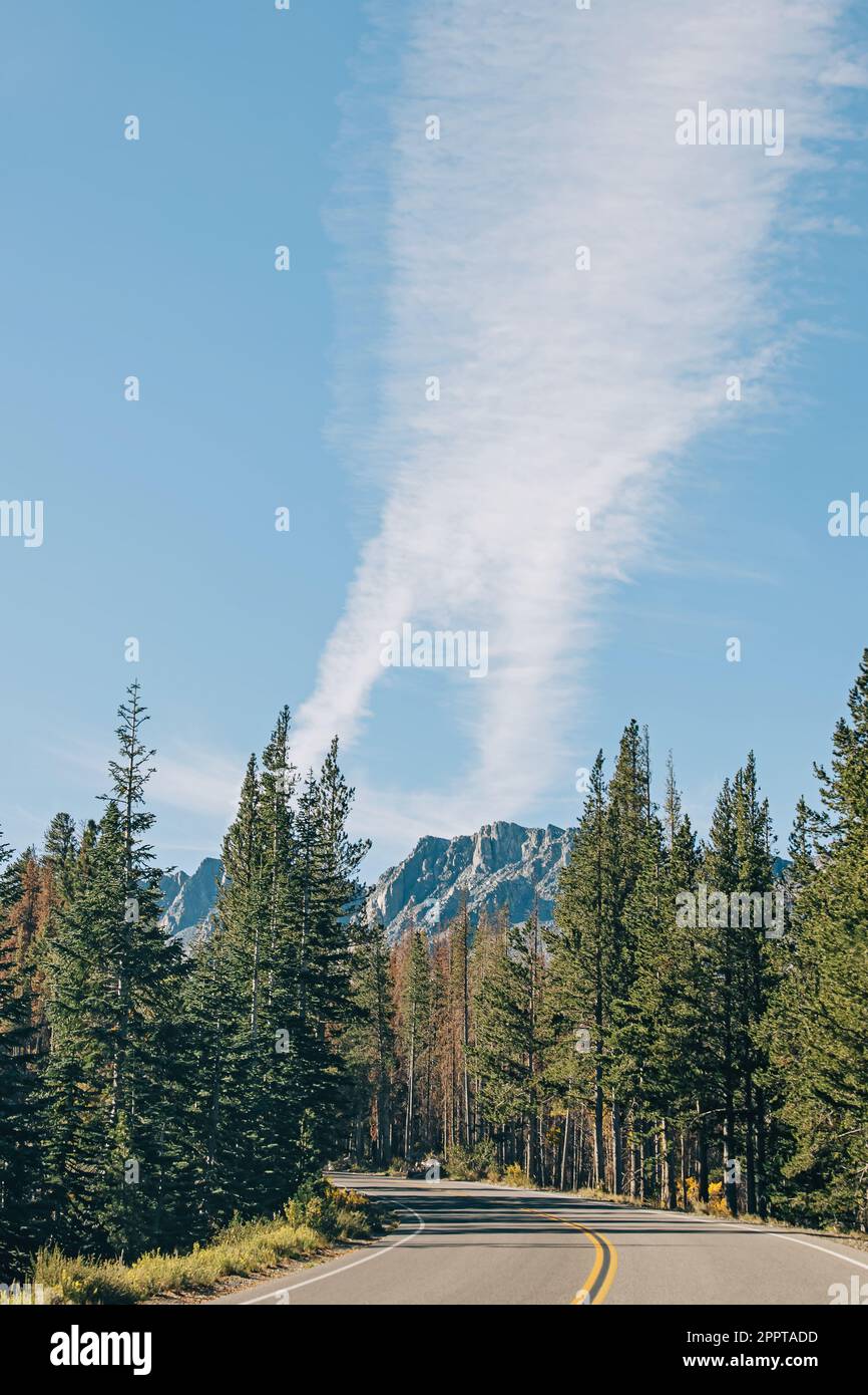 Malerischer Highway durch die Berge in der Nähe von Mammoth Lakes, Kalifornien Stockfoto