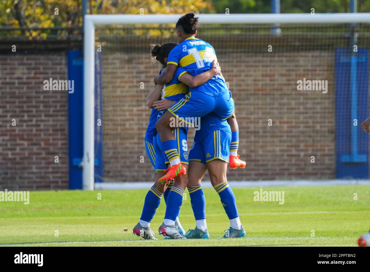 Buenos Aires, Argentinien. 22. April 2023. Boca Juniors-Spieler feiern das erste Tor gegen Estudiantes Buenos Aires während des 8. stattfindenden YPF-Turniers zwischen Boca Juniors und Estudiantes Buenos Aires im Auxiliar Stadium des Boca Juniors Clubs in Buenos Aires. (Endstand: Boca Juniors 2 - 0 Estudiantes BA) (Foto: Julieta Ferrario/SOPA Images/Sipa USA) Guthaben: SIPA USA/Alamy Live News Stockfoto