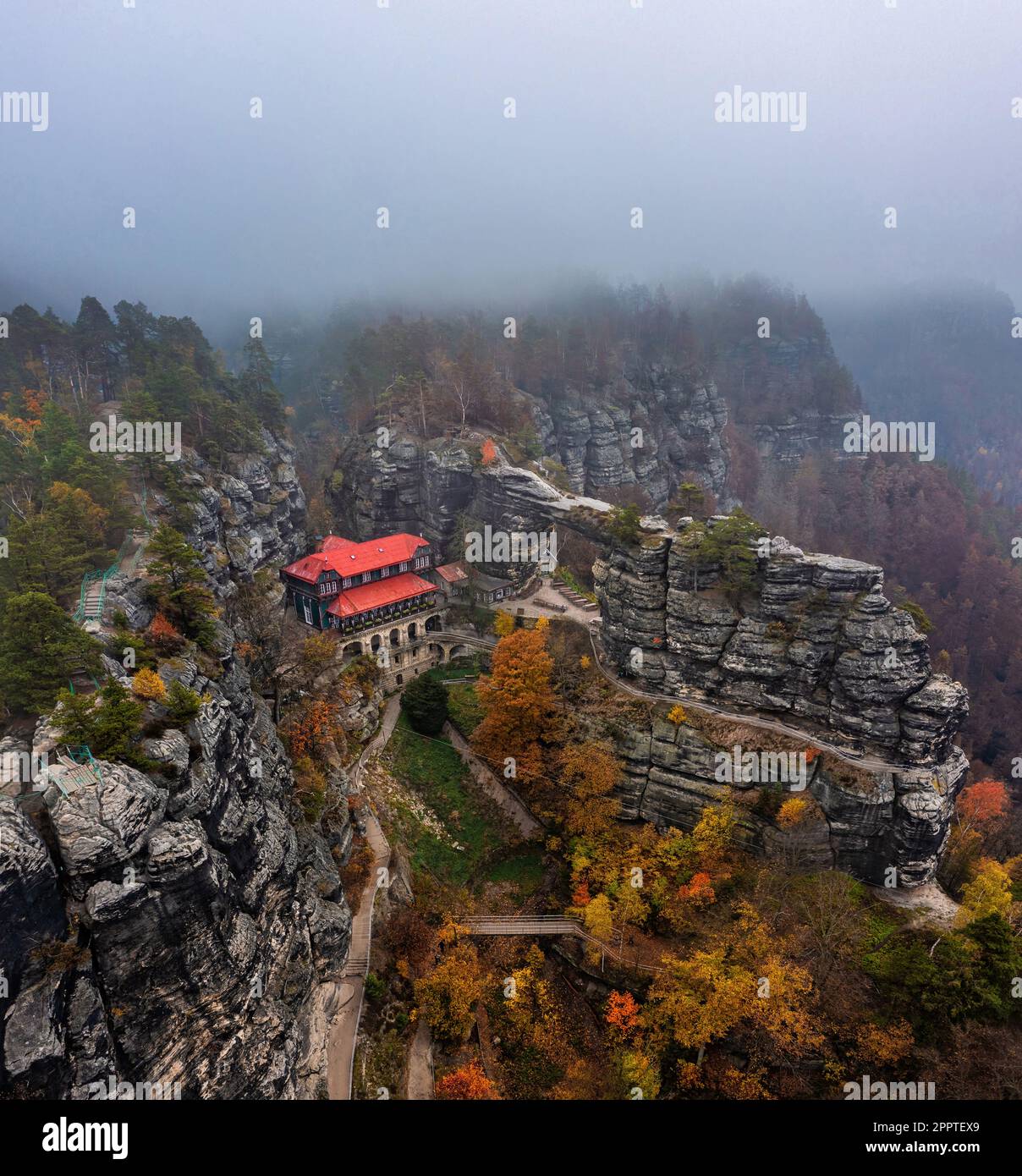 Hrensko, Tschechische Republik - Panoramablick aus der Vogelperspektive auf das berühmte Pravcicka Brana (Pravcicka-Tor) im Nationalpark Böhmische Schweiz Stockfoto