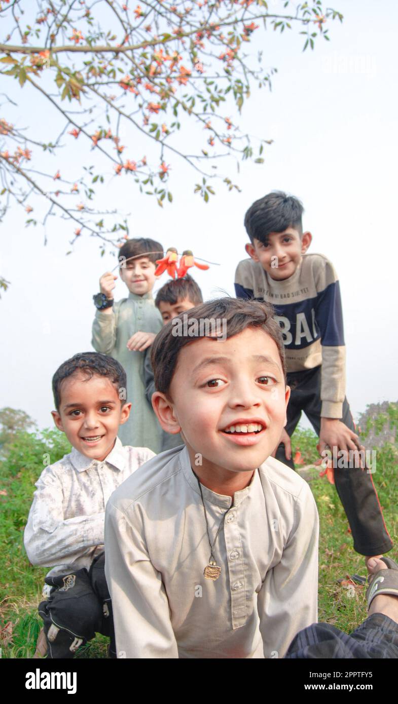 Glückliche Kinder spielen im Sommer im Park. Multikulturelle Gruppe. Das Konzept der Kindheit, Freundschaft und interkulturelle Kommunikation. Stockfoto