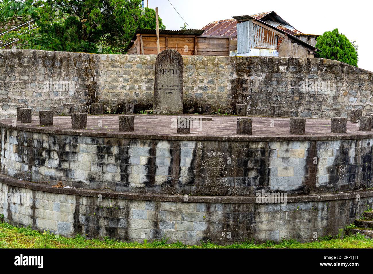 Khonoma, das als Asiens erstes grünes Dorf bekannt ist, ist am besten bekannt für Ökotourismus und seine historischen Kämpfe mit den Briten in der Vergangenheit. Die starken Verbindungen zwischen den Gemeinschaften, Stockfoto