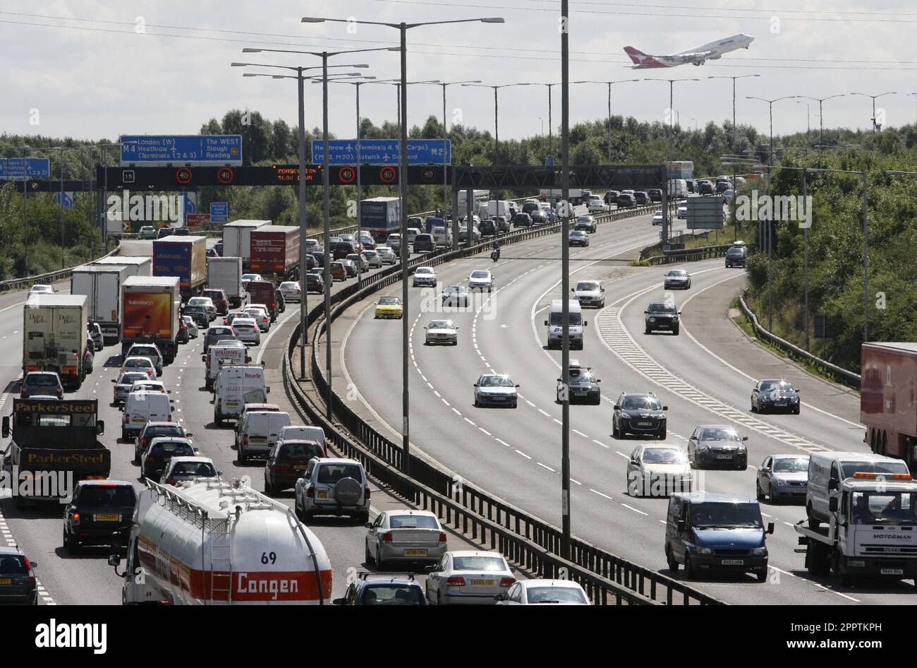Legen Sie das Foto 15/08/08 des Verkehrsaufkommens auf der M25 nahe Heathrow Airport, London, ab. Es wird erwartet, dass die Verkehrsüberlastung während der anstehenden Feiertage Anfang Mai schlimmer sein wird als bei der Krönung. Ausgabedatum: Dienstag, 25. April 2023. Stockfoto
