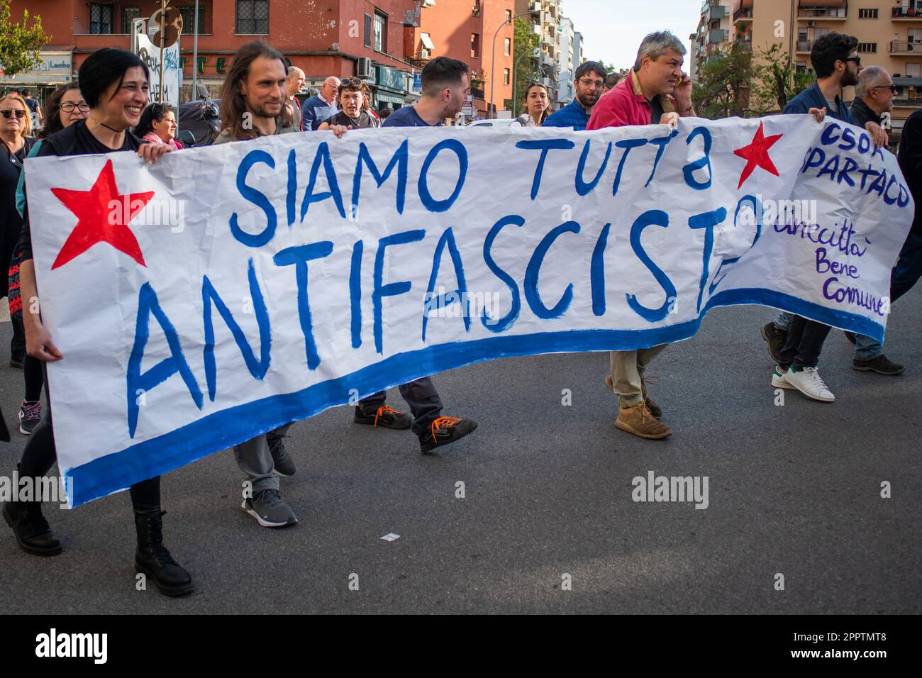 Rom, Italien. 22. April 2023. Demonstranten halten während der Demonstration ein Banner, auf dem steht: "Wir sind alle Antifaschisten". Demonstration auf den Straßen des Viertels Quadraro von Rom, organisiert von der ANPI (Nationale Vereinigung der italienischen Partisanen) und der VII. Gemeinde Rom zur Erinnerung an die Zusammenführung des Quadraro. Die Verhaftung der Quadraro war eine Nazi-faschistische Militäroperation vom 17. April 1944, bei der etwa zweitausend Menschen verhaftet wurden, von denen 683 in deutsche Konzentrationslager deportiert wurden. Kredit: SOPA Images Limited/Alamy Live News Stockfoto