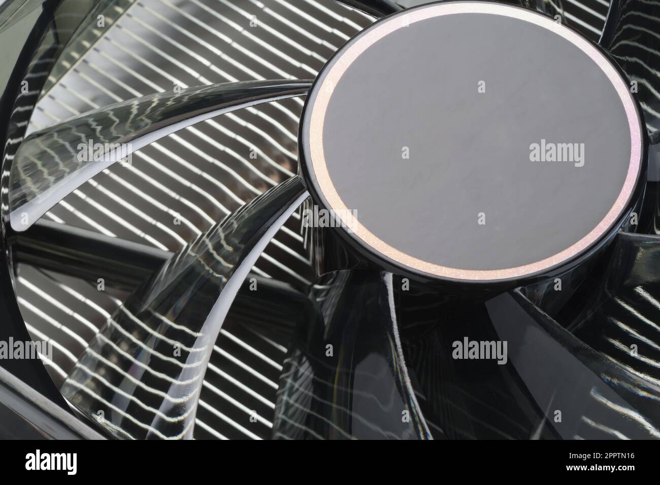 Makroaufnahme des CPU-Kühlerlüfters und des Kühlers. Stockfoto