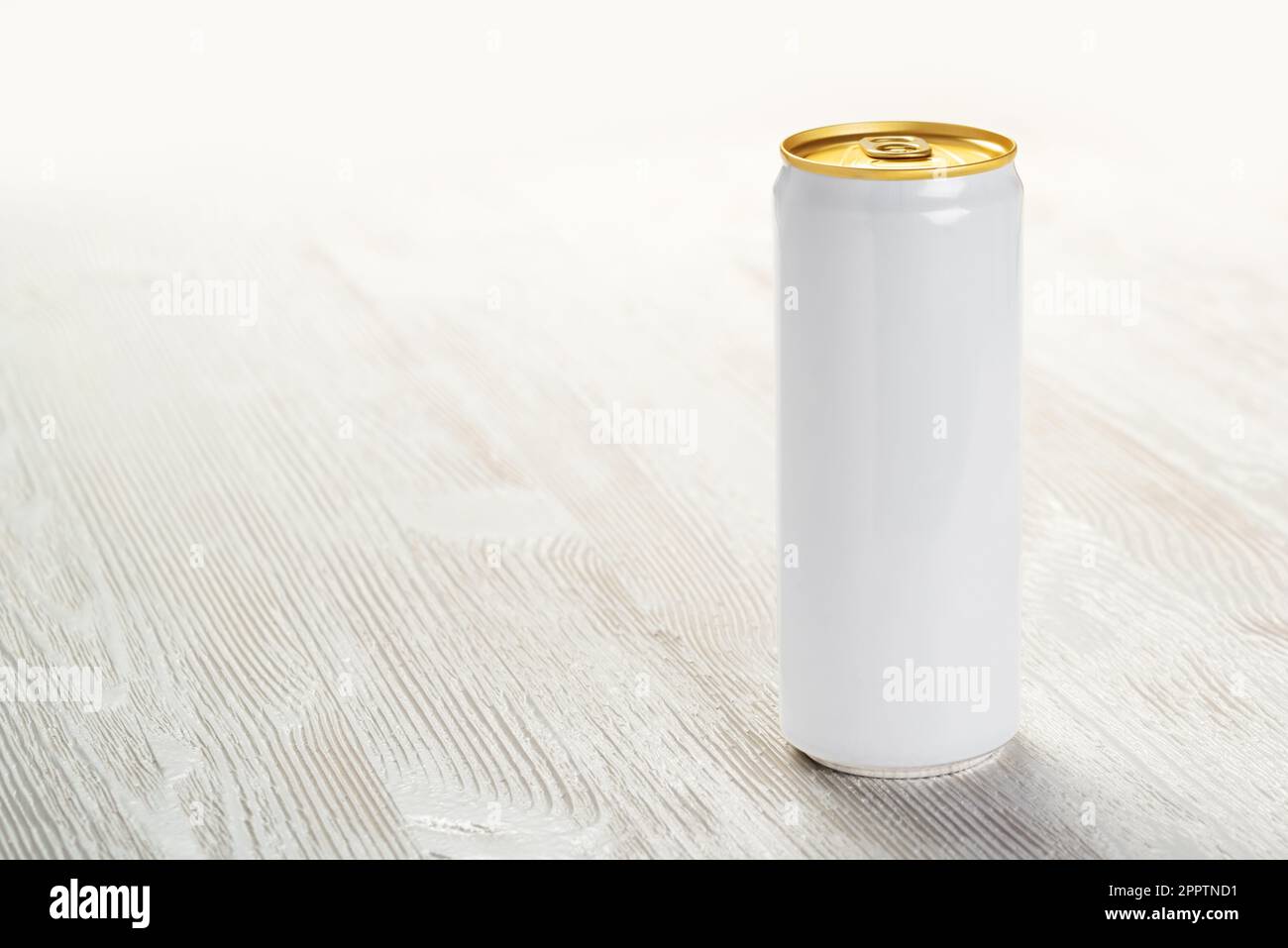 330-ml-Aluminiumdose auf dem weißen Holztisch. Modell für Designergetränk, Bier, Limonade, Saft, Wasser oder Alkohol. Stockfoto