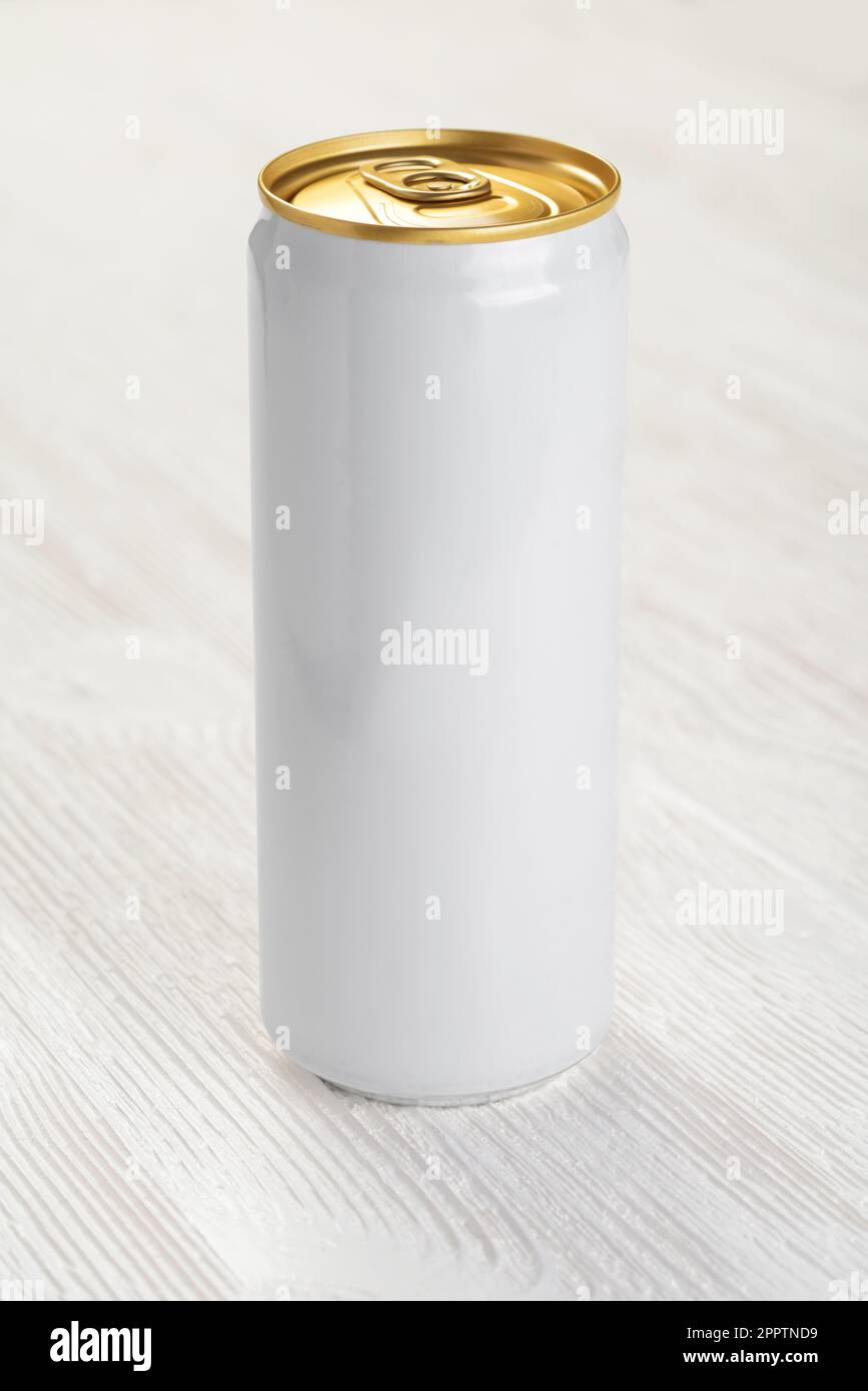 330-ml-Aluminiumdose auf dem weißen Holztisch. Modell für Designergetränk, Bier, Limonade, Saft, Wasser oder Alkohol. Stockfoto