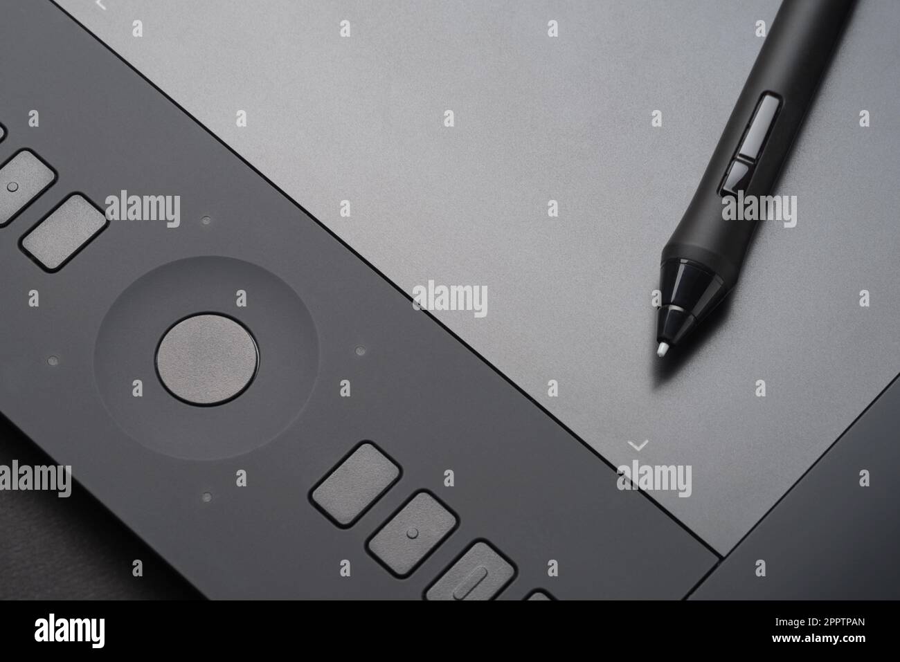 Grafiktablett mit Stift auf der Oberfläche des Geräts, Nahaufnahme. Professionelles Werkzeug für Illustratoren, Designer, Retuschierer. Stockfoto