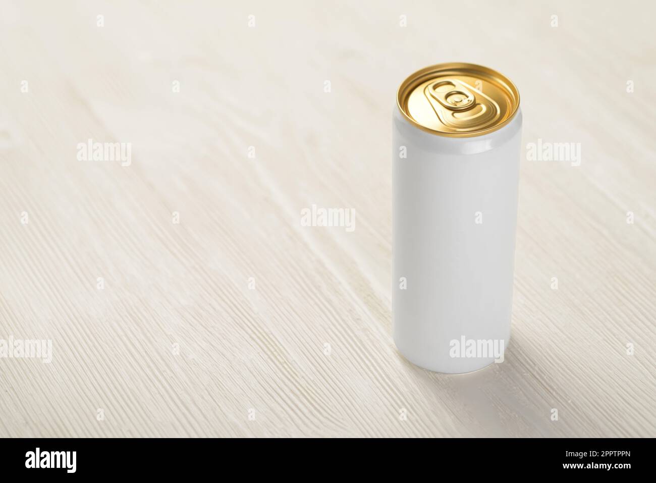 330-ml-Aluminiumdose auf dem weißen Holztisch. Modell für die Konstruktion. Stockfoto