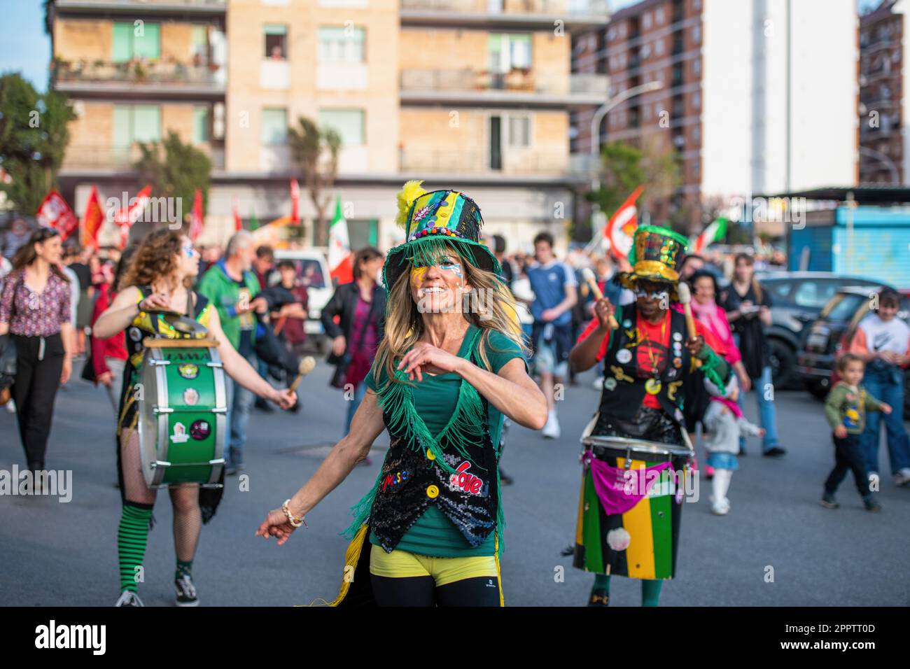 22. April 2023, Rom, Italien: Eine Gruppe von Tänzern erwartet die Demonstration auf den Straßen des quadraro, die die Aufmerksamkeit der Menschen erregt. Demonstration auf den Straßen des Viertels Quadraro von Rom, organisiert von der ANPI (Nationale Vereinigung der italienischen Partisanen) und der VII. Gemeinde Rom zur Erinnerung an die Zusammenführung des Quadraro. Die Verhaftung der Quadraro war eine Nazi-faschistische Militäroperation vom 17. April 1944, bei der etwa zweitausend Menschen verhaftet wurden, von denen 683 in deutsche Konzentrationslager deportiert wurden. (Kreditbild: © Marcello Valeri/SOPA I Stockfoto