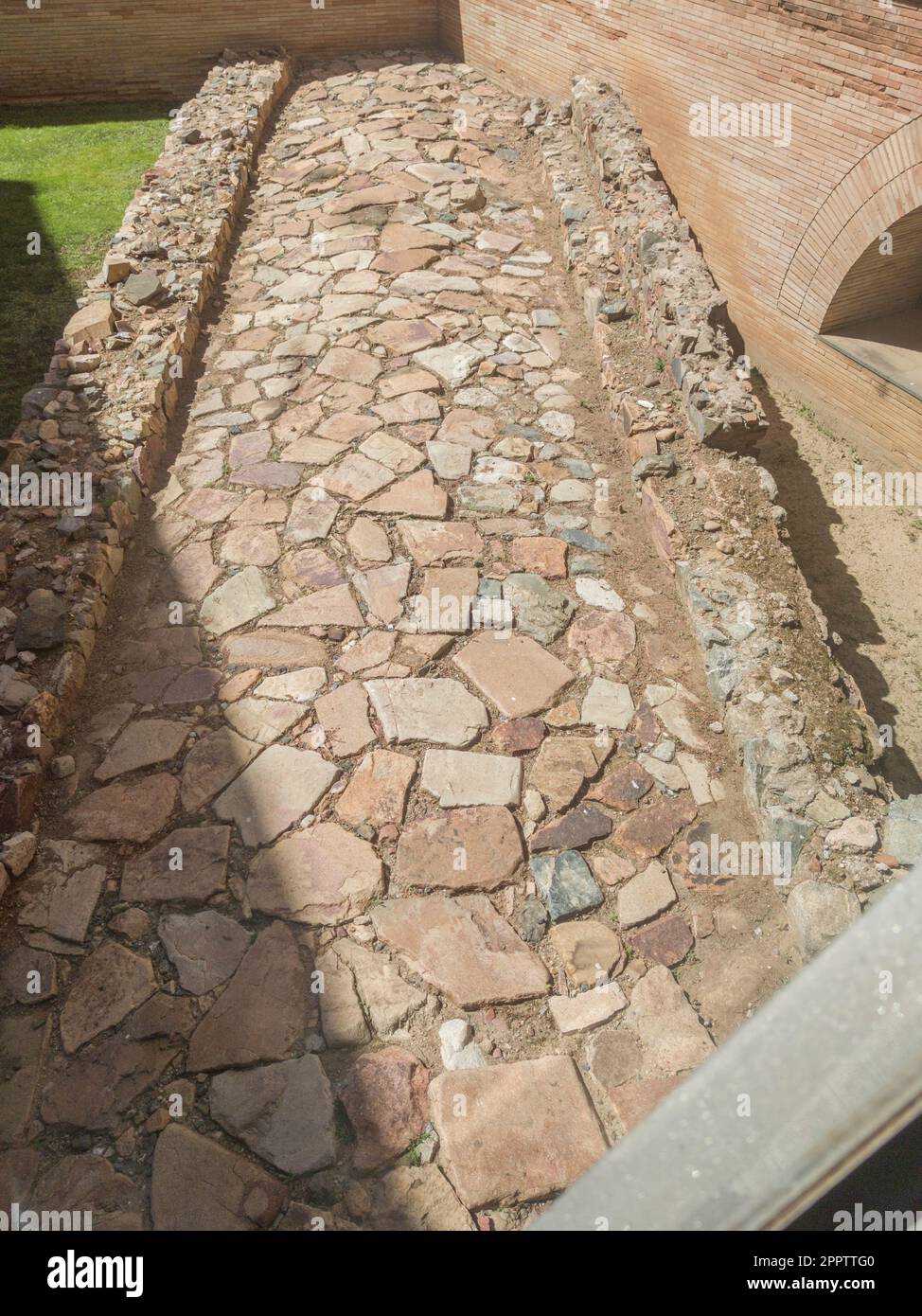 Merida, Spanien - 14. April 2023: Antike römische Straße in Emerita Augusta City. Blick vom Nationalmuseum für römische Kunst in Merida, Spanien Stockfoto