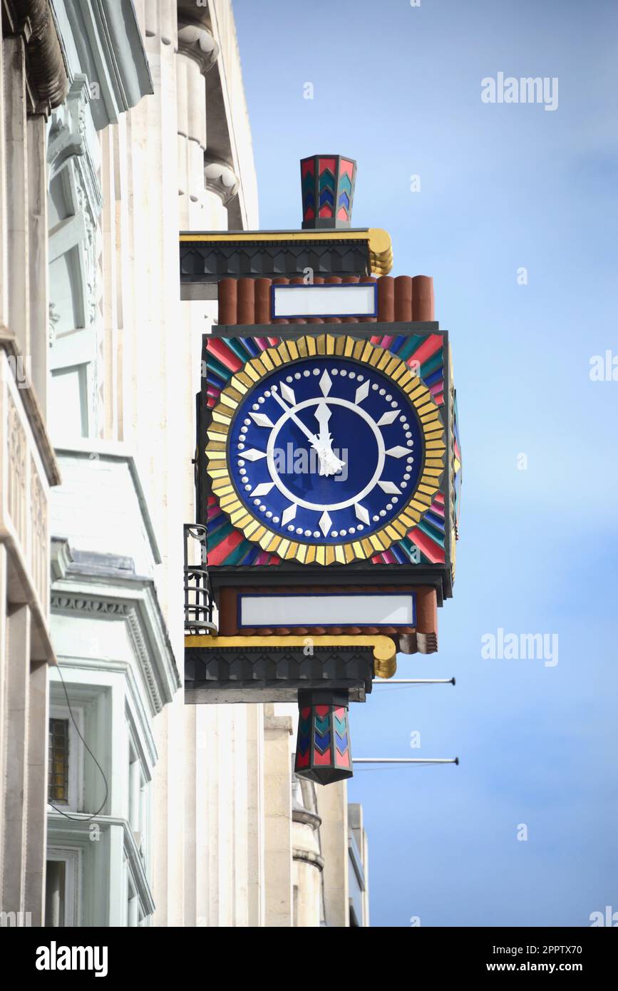 Art déco-Uhr im ehemaligen Daily Telegraph-Gebäude in der Fleet Street, London Stockfoto