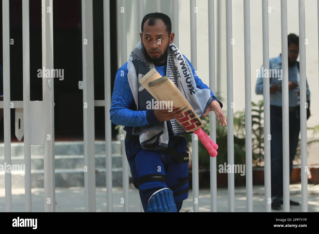 Bangladesch Wicketkeeper Batter Mushfiqur Rahim besucht individuelle Übungen im Indoor Cricket Centre im Sher-e-Bangla National Cricket Stadium, mir Stockfoto