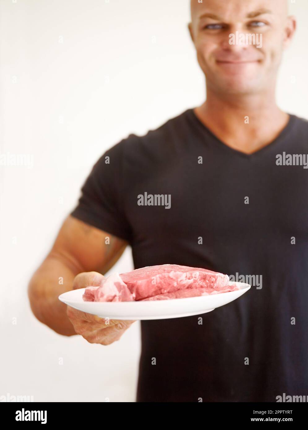 Essen, Diät und Mann mit rohem Fleisch für einen Bodybuilder, Protein- und Fleischfresser-Essen planen zu großen Mengen. Kochen, Gesundheit und Porträt eines männlichen Menschen mit Stockfoto