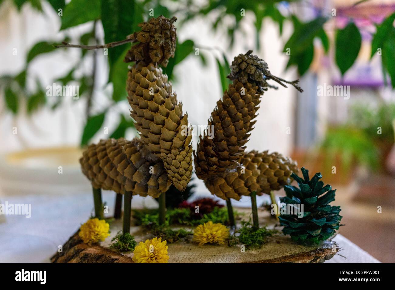 Zwei Hirsche sind aus Zapfen. Kindliche Kreativität Stockfoto