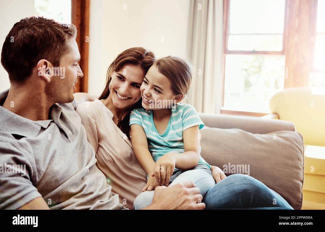 Die Lieblinge des Lebens der Väter. Eine Familie, die sich zu Hause anfreundet. Stockfoto