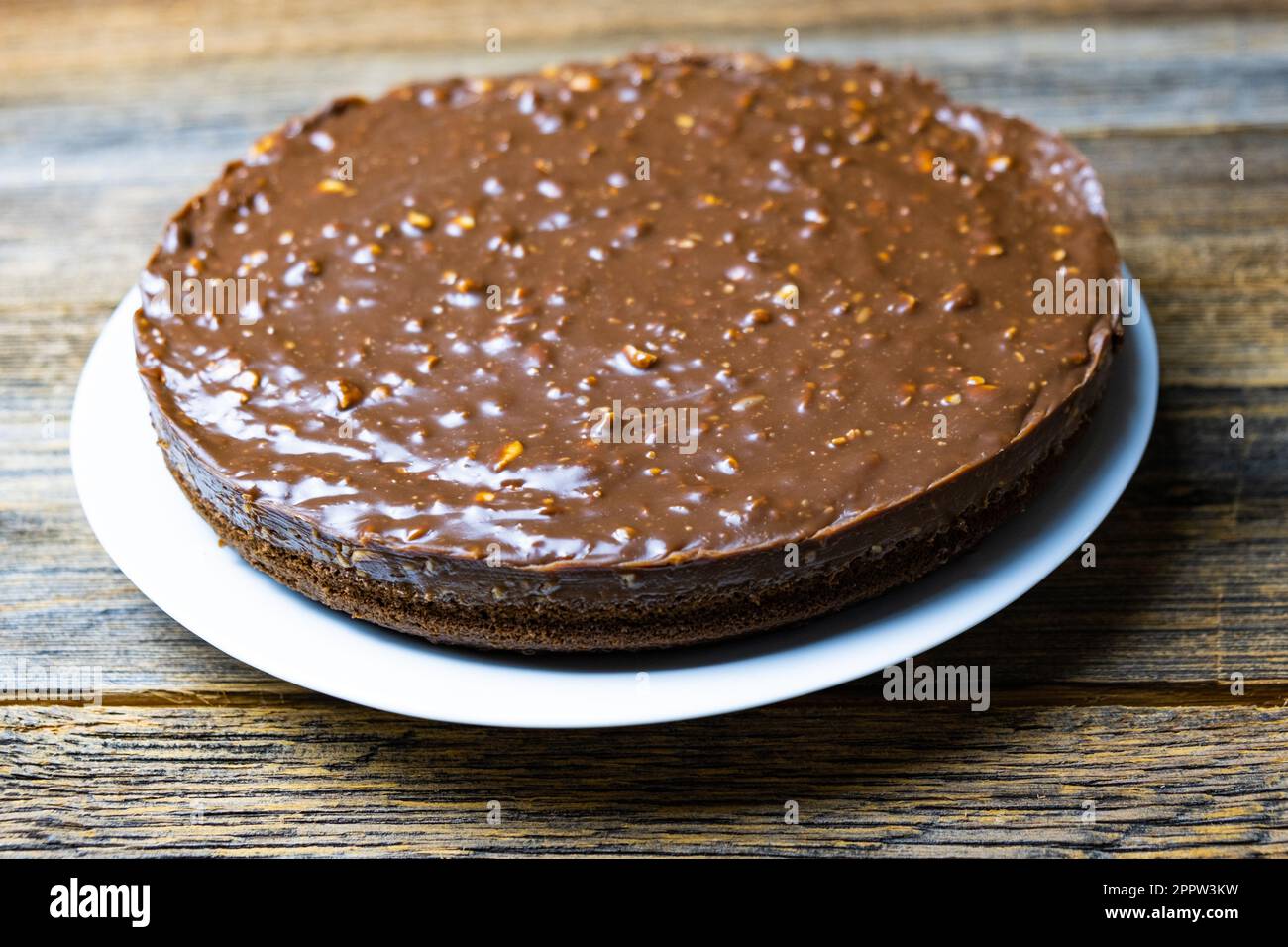 Hausgemachter köstlicher Kuchen mit Schokoladen-Haselnüssen, Ideen-Fotos von Kuchen, selektiver Fokus. Stockfoto