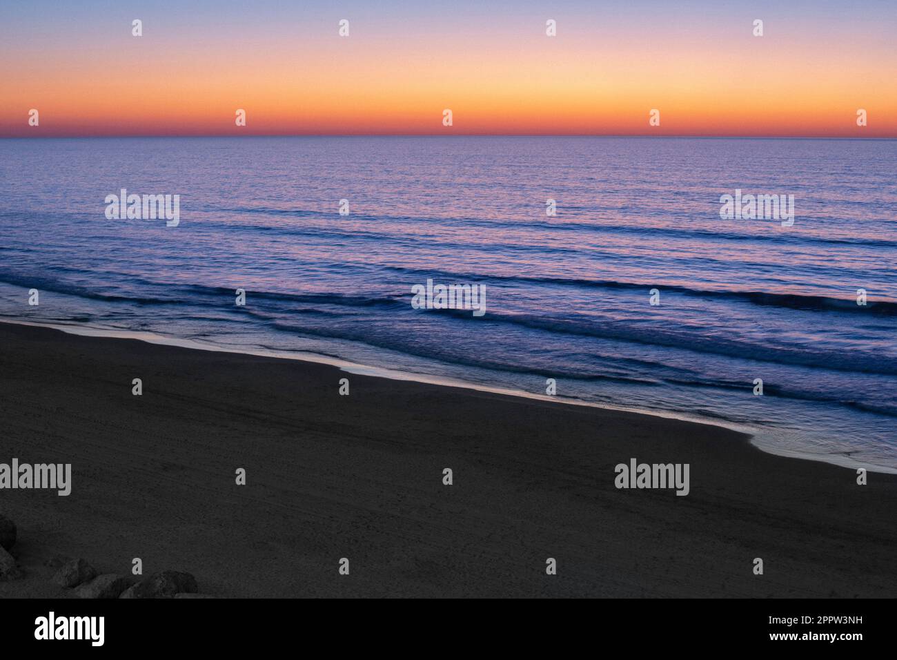Dramatischer Sonnenuntergang über der ruhigen Meereslandschaft, bat Yam, Israel Stockfoto