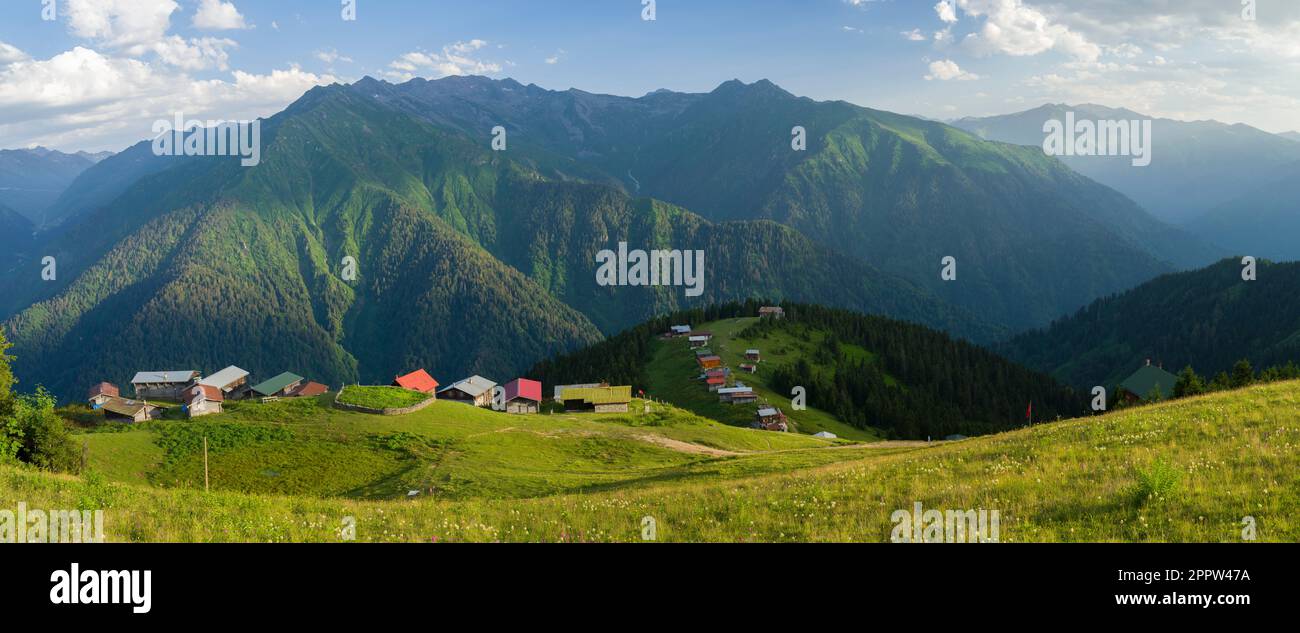 Panoramablick auf das Pokut-Plateau. Sommer. Reisen in der Türkei. Schwarzmeerregion in Türkiye. Camlihemsin, Rize Stockfoto
