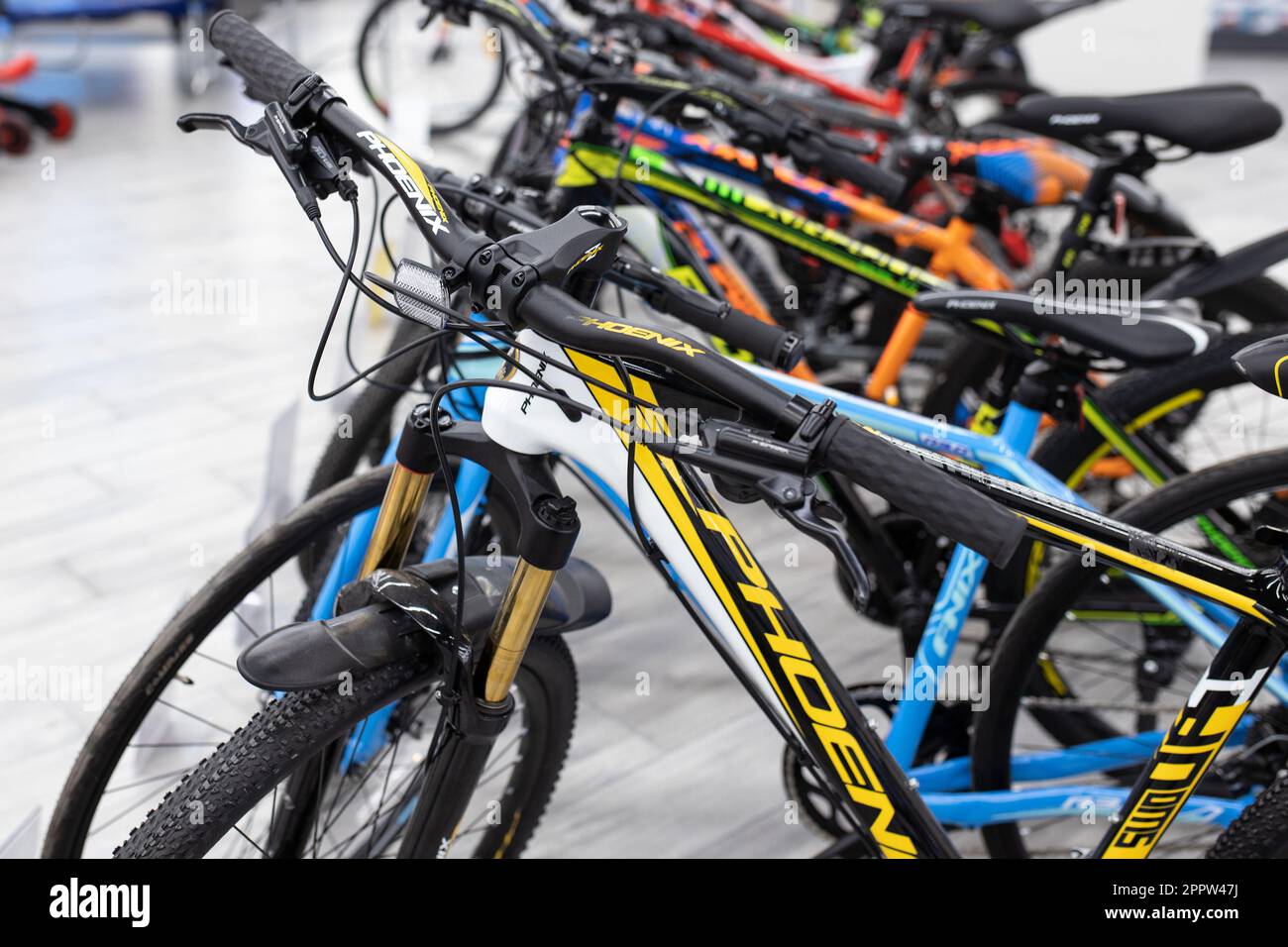 Mountainbikes stehen in einer Reihe in einem Sportgeschäft Stockfoto