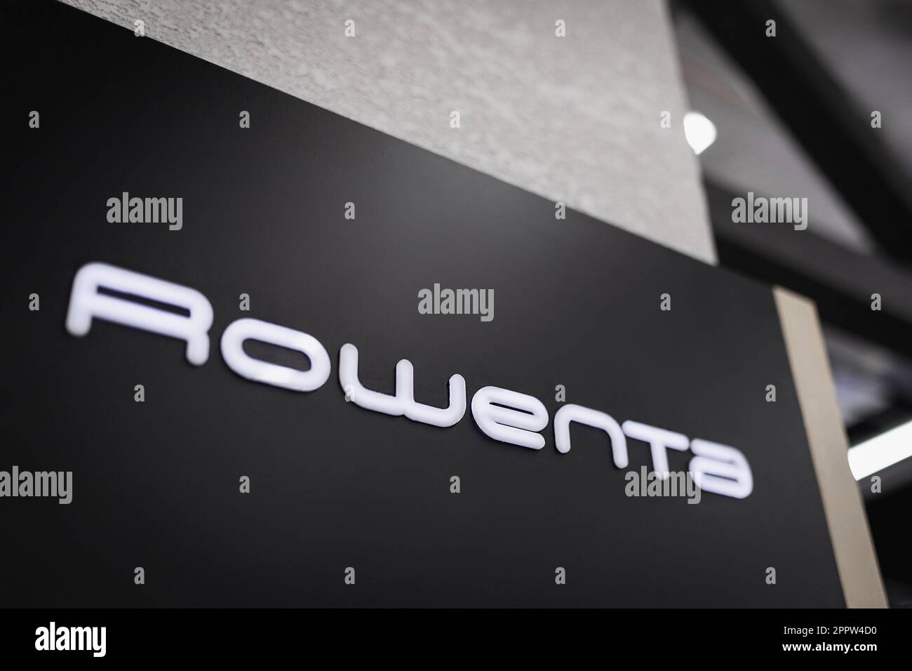 Nahaufnahme des ROWENTA-Logos an einer dekorativen Wand im Geschäft Stockfoto