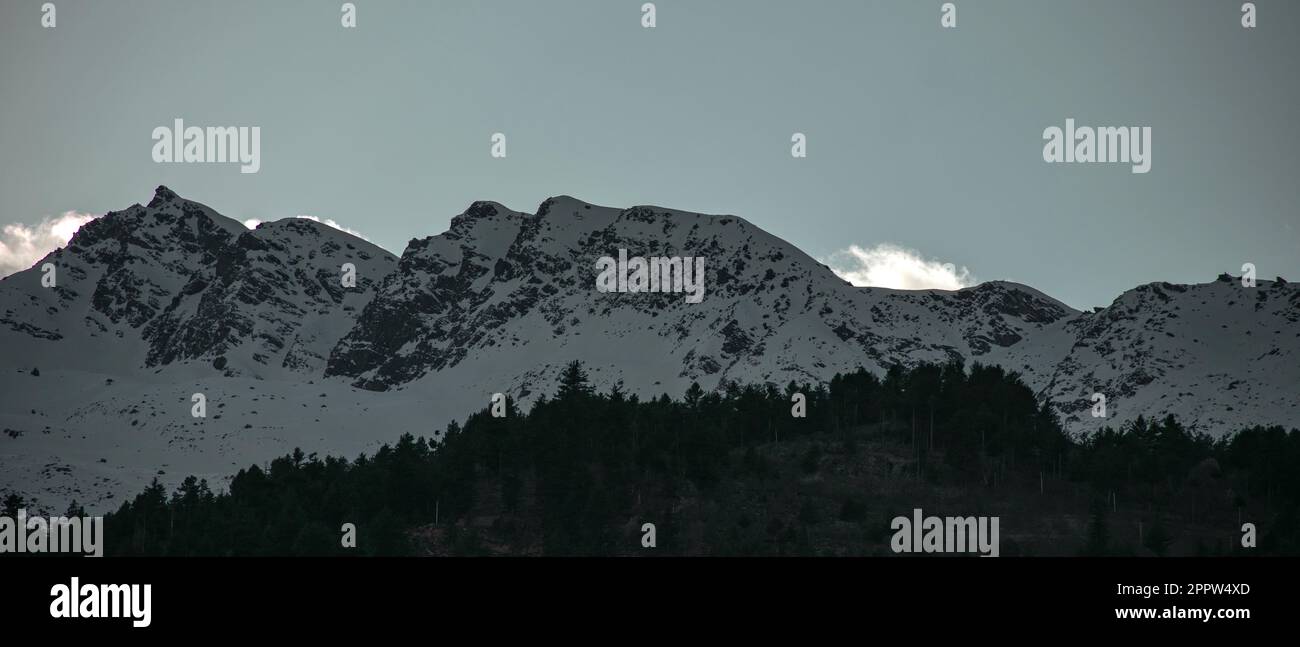 Schneebedeckte Berge vor klarem blauen Himmel Stockfoto